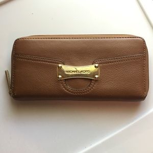 Michael Kors Leather wallet- Signature gold plate